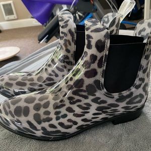 Nine West silver/black cheetah Chelsea rain boot 9